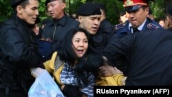 Polisiýa ofiserleri ptptestçini saklaýar. Almaty, 1-nji maý, 2019 ý.