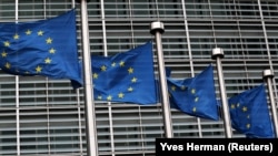 România nu a transpus, conform cu directivele UE, în legislația internă dreptul de a fi asistat de un avocat și de a comunica după arestare. Comisia mai cere României și să transpună corect în legislația internă dreptul comunitar privind combaterea rasismului și xenofobiei.