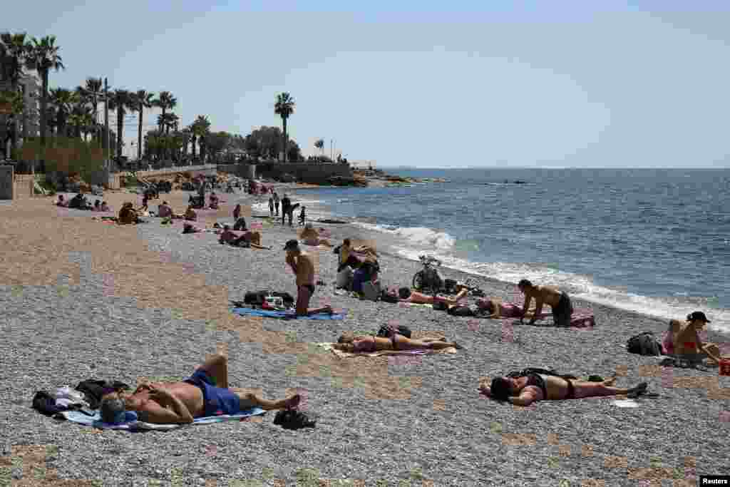 Oamenii se bucură de plajă după relaxarea măsurilor împotriva COVID-19 în suburbia Faliro, lângă Atena, Grecia, 3 aprilie 2021. REUTERS / Costas Baltas / File Photo &nbsp;
