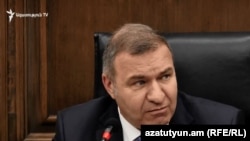 ԲՀԿ խմբակցության պատգամավոր Միքայել Մելքումյանը ԱԺ ճեպազրույցների ժամին, 13-ը նոյեմբերի, 2019թ.