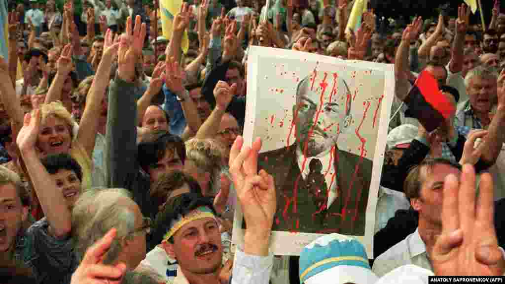 Crowds wearing Ukraine's national colors demonstrate in front of the Communist Party headquarters in Kyiv in August 1991. During the Soviet era, expressions of Ukrainian linguistic, cultural, and religious identity were suppressed. Ukrainians were sometimes killed, imprisoned, or exiled for the simple reason that they were thought to be in favor of Ukraine's independence. 