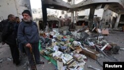 Palestinienii se adună la locul unui atac israelian asupra unei moschei din Rafah, în sudul Fâșiei Gaza. 12 februarie 2024.