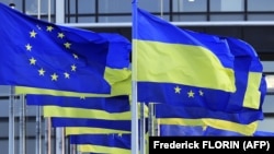 Flamujt e BE-së dhe Ukrainë, pranë Parlamentit Evropian në Strasburg të Francës, 7 mars 2022.