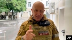 Na fotografiji preuzetoj sa videa koji je objavio pres tim Jevgenija Prigožina, lider ruskih plaćenika iz grupe Vagner navodno se obraća sa lokacije Rostov na Donu, u Rusiji 24. juna 2023. na dan pokušaja državnog udara