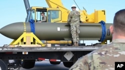 Piloții americani transportă o bombă GBU-57, sau Massive Ordnance Penetrator – cea mai mare bombă „bunker buster” a armatei americane (fotografie de arhivă).