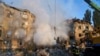 Deși neagă permanent, Rusia țintește în atacurile sale infrastructura civilă. Pompierii ucraineni sting incendiul într-o clădire după un atac cu rachete rusești la Kiev, Ucraina - 28 august 2025 