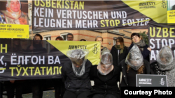 Акция против пыток, организованная международной правозащитной организацией Amnesty International возле посольства Узбекистана в Берлине, 21 октября 2014 года.