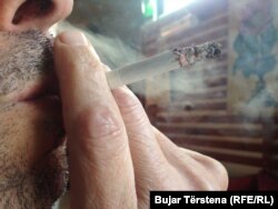 Una dintre cele mai răspândite probleme pe care le cauzează tutunul este poluarea aerului. Așa a apărut și „fumatul pasiv”, prin care o persoană este expusă fumului de țigară. Acesta conține mii de substanțe chimice.