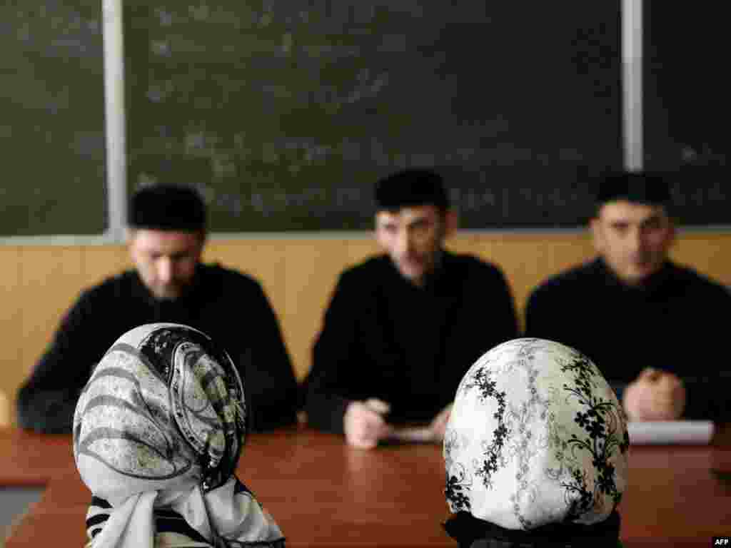 Čečenija - Predsjednik Kadirov uvodi pravila odjevanja žena prema islamskim običajima, Grozni, 21.03.2011. Foto: AFP / Mikhail Mordasov