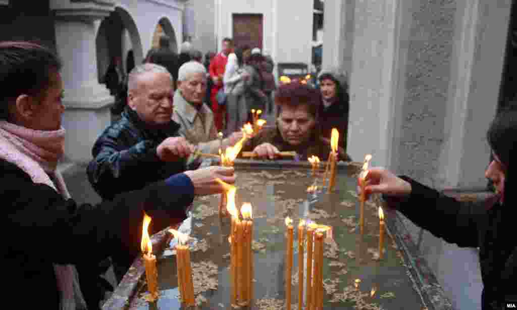 Свечена божиќна литургија во црквата &bdquo;Св. Петка&ldquo; во Скопје.