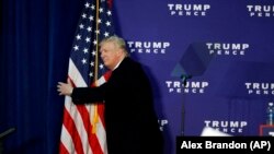 На той час ще кандидат на посаду президента США Дональд Трамп із великим американським прапором. Місто Лісбург, 7 листопада 2016 року