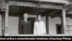 În cerdacul casei bătrânești de la Scornicești, cu ocazia celei de-a 400-a aniversări a comunei. (22 IX.1979) Sursa. Fototeca online a comunismului românesc; cota: 1/1979