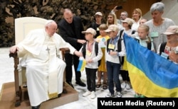 Papa Francisc întâlnindu-se cu refugiați ucraineni într-o audiență generală la Vatican, 24 august 2022.