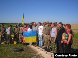 Волонтери, які впорядковують місця загибелі українських бійців і мирних жителів