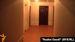 Входная дверь одного из жилья генерала Назарзода