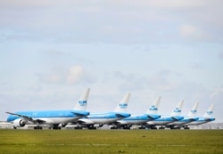 Лайнеры KLM на стоянке в аэропорте Скипхол, 2 апреля 2020 года