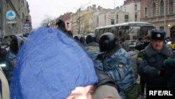Власти не изобретают новых методов борьбы с «несогласными»: либо за решетку, либо в психушку