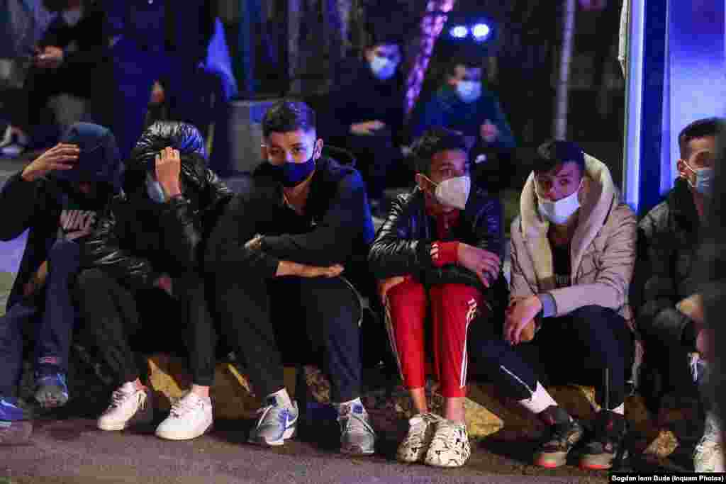 Forțele de ordine vor încerca să îi identifice pe toți cei care au luat parte la violențe. 