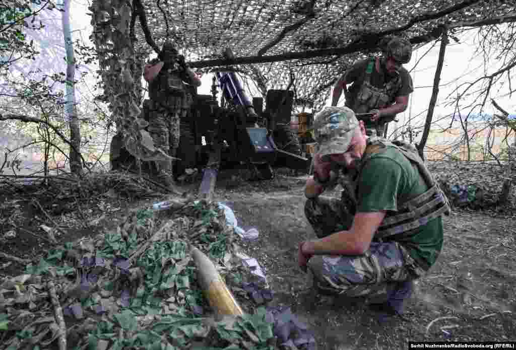 „Pentru a contracara numărul mare (al infanteriștilor ruși care înaintează), tragem atât ziua, cât și noaptea", a declarat Iuri. 
