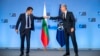 În privința unei posibile desfășurări a trupelor NATO în Bulgaria, premierul bulgar Kiril Petkov (stânga) a spus că țara sa este și va rămâne „un membru activ al Uniunii Europene și al NATO”.