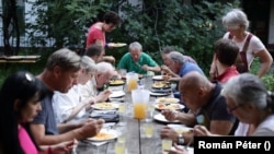 Szerda esti vacsora a Mandák-ház udvarán