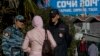 Полиция проверяет документы у гражданки на улице. Сочи, 30 декабря 2013 года.