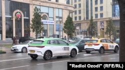 На улицах городов Центральной Азии можно встретить всё больше автомобилей китайского производства, таких, как эти такси в Душанбе