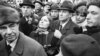 14 апреля 1992 года. Бывшие путчисты Дмитрий Язов, Олег Шенин, Владимир Крючков и Олег Бакланов в окружении своих сторонников накануне суда. Фото Д.Борко