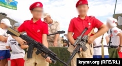 Doi băieți cu arme din Yunarmia, la un eveniment de la Sevastopol, din Crimeea ocuapă de Rusia, în august 2019.