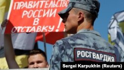 Боец Росгвардии на акции протеста