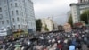 Москвада Таровеҳ намозини ўқишни ният қилган мусулмонлар масжидларга сиғмай, пойтахт кўчаларини тўлдирмоқда.