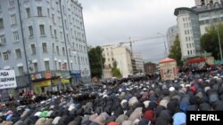 Москвада Таровеҳ намозини ўқишни ният қилган мусулмонлар масжидларга сиғмай, пойтахт кўчаларини тўлдирмоқда.