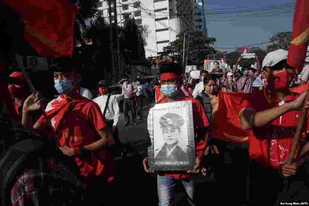 Demonstranti na protestima protiv vojnog puča u Jangonu, 9. februara 2021. (Foto Sai Aung Main / AFP)