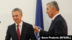 Secretarul-general NATO, Jens Stoltenberg, cu premierul Milo Djukanovic la Podgorica în octombrie