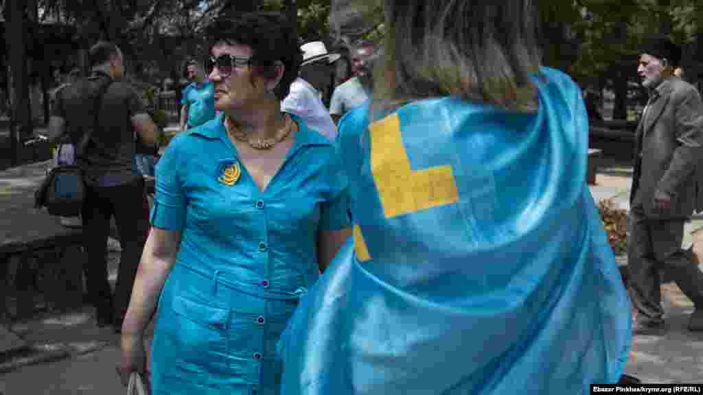 Аксесуари в кольорах українського прапора і тамга &ndash; кримскотатрській прапор &ndash; на учасниках мітингу