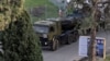 Un camion militar rusesc, apropiindu-se, pe 15 decembrie,&nbsp;de intrarea în baza aeriană Hmeimim aflată la mică distanță de orașul Latakia, din vestul Siriei, pe 15 decembrie.<br />
<br />
Această fotografie este una din câteva făcute recent de Umit Bektas, un fotoreporter turc care lucrează pentru Reuters și care a relatat pentru Europa Liberă despre este situația din jurul bazei rusești.