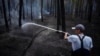 Un pompier stinge un incendiu într-o pădure de lângă Yarova, în Parcul Național Național Munții Sfinți, în iulie.