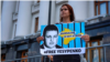 Soția lui Vladislav Iesipenko, Katerina, protestează lângă biroul președintelui ucrainean. Ea cere eliberarea lui soțului său.