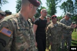 Прем’єр-міністр Арсеній Яценюк під час командно-штабних навчань із залученням американських військових «Безстрашний захисник 2015». Яворівський полігон, 3 червня 2015 року