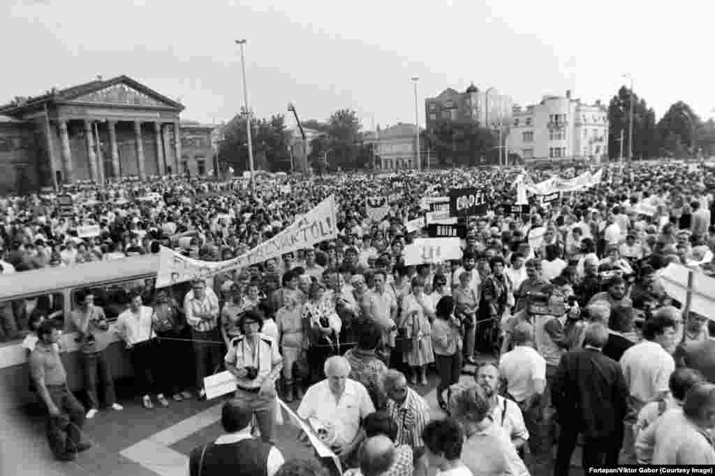 O demonstrație împotriva distrugerii satelor din Transilvania are loc la Budapesta pe 27 iunie 1988. În iunie 1988, poliția din Budapesta a permis zecilor de mii de demonstranți să protesteze față de planurile României de a distruge mii de sate din Transilvania, o regiune populată de mulți maghiari. Conducătorul român Nicolae Ceaușescu intenționa să reinstaleze sătenii din Transilvania în centre „agro-industriale” de stat.