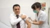 Ministar Tomica Milosavljević na vakcinisanju tokom epidemije novog gripa, decembar 2009., Foto: Vesna Anđić