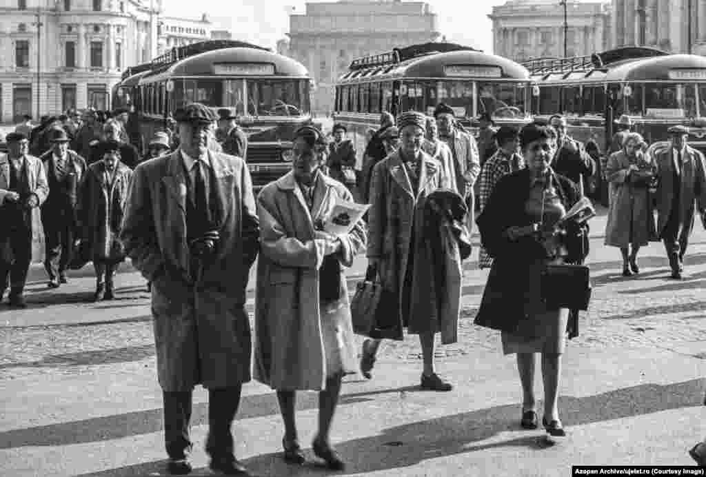 Această fotografie, a unor turiști americani în București în 1961, însoțea un articol elogios despre turismul străin care promitea &bdquo;atenție, amabilitate și confort&quot; pentru oaspeții străini. De fapt, până în anii 1980, turiștii erau evitați în mare măsură de românii obișnuiți, deoarece orice interacțiune cu ei trebuia raportată la Miliție.&nbsp; &nbsp;