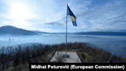 Zastava BiH iznad glavnog grada Sarajeva