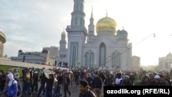 Прихожане Соборной мечети в Москве. 