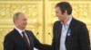Președintele rus Vladimir Putin îl felicită pe jucătorul de hochei Alexandr Ovechkin după victoria Rusiei, în 2014, la Campionatul Mondial de Hochei pe Gheață (fotografie de arhivă). 