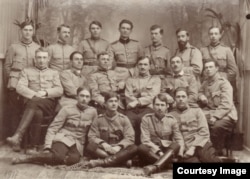 Grup de militari români în anul dinaintea demobilizării (Sursa: Expoziția Marele Război, 1914-1918, Muzeul Național de Istoie a României)