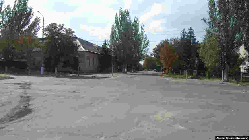 O fotografie din 2014 a unei intersecții din Mariinka. 