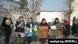 Коллеги Азимжана Аскарова верят в его невиновность. Акция протеста кыргызстанской правозащитницы Толекан Исмаиловой с требованием к властям освободить из тюрьмы Аскарова.