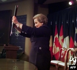 Pentru Madeleine Albright, născută la Praga din părinți evrei care au emigrat în anii Holocaustului, primirea țării de origine în NATO a fost una din realizările cele mai importante, dacă nu cea mai importantă, din cariera sa diplomatică.
