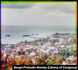 O vedere asupra Sukhumi cu câteva vapoare ancorate în port